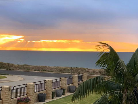 Relaxing Getaway Beachfront Access Multi Family Pets Mandurah - Holiday Byron Bay 1