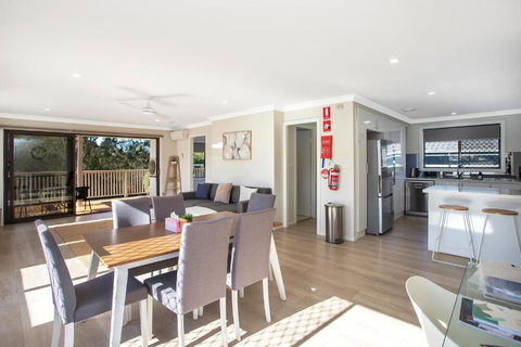 Renovated Coastal Getaway With Water Views - Holiday Byron Bay 3
