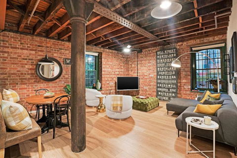 Retro Meets Industrial At Heritage Bond Store - Holiday Byron Bay 0