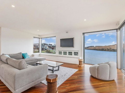 River Reveal - Holiday Byron Bay 0