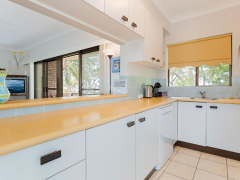 Sailfish, 4,46 Magnus Street- Unit With Water Views And Close To Town - Holiday Byron Bay 3