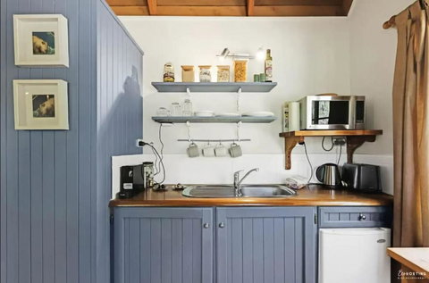 Romantic Tricklebeck Spa Cottage - Holiday Byron Bay 2