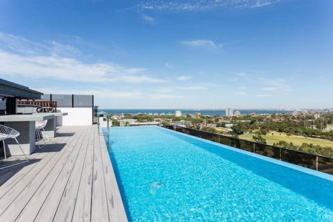 Rooftop Infinity Pool - St Kilda Luxury - Holiday Byron Bay 0