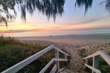 Rosalynda- Luxury Beachfront 3 BR Townhouse with Holiday Byron Bay