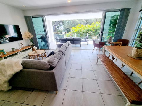 Rosalynda- Luxury Beachfront 3 BR Townhouse - Holiday Byron Bay 3