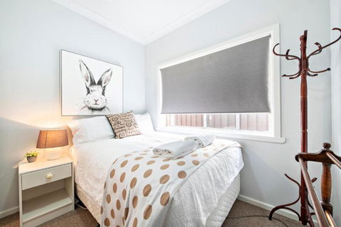 Rosewood Cottage - Stroll To Central, Cosy Escape - Holiday Byron Bay 2