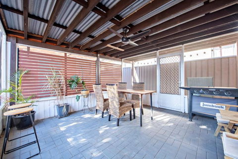 Rosewood Cottage - Stroll To Central, Cosy Escape - Holiday Byron Bay 3