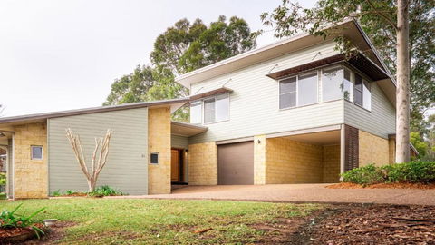 RUST - Holiday Byron Bay 2