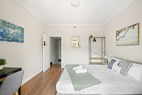 Rustic Queen Room In Glebe - Next To USYD - Shared Bathroom - Holiday Byron Bay 0