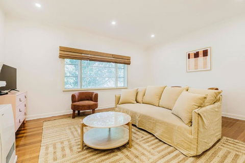 Salmon Calm - Trendy Velvet Allure By Albert Park - Holiday Byron Bay 2