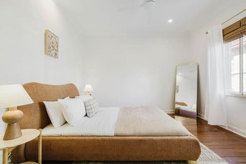 Salmon Calm - Trendy Velvet Allure By Albert Park - Holiday Byron Bay 0