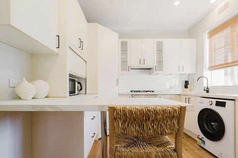 Salmon Calm - Trendy Velvet Allure By Albert Park - Holiday Byron Bay 1