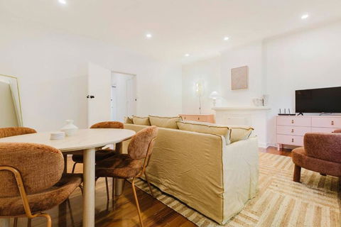 Salmon Calm - Trendy Velvet Allure By Albert Park - Holiday Byron Bay 3