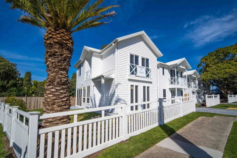 Salty Palms By The Sea - ONE - Holiday Byron Bay 0