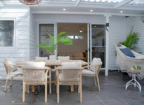 SALTY SNOOZE - Your Coastal Holiday House - Holiday Byron Bay 1