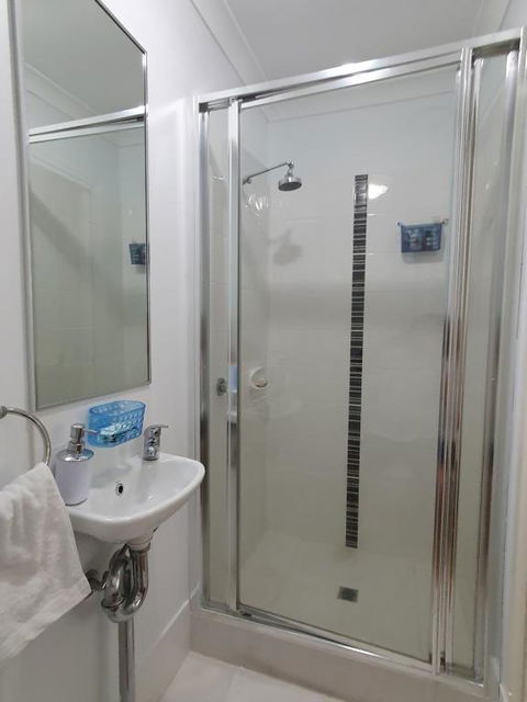 Sandalwood Guest Room - Holiday Byron Bay 3