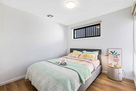 Spacious Urban Oasis In Throsby Canberra - Holiday Byron Bay 2