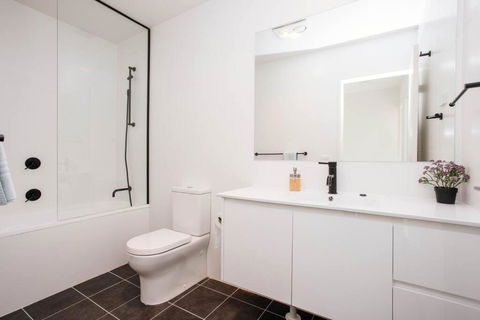 Stylish 3 BR Townhouse At Moncrieff Close To Playground - Holiday Byron Bay 1