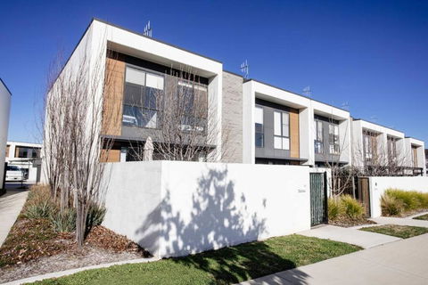 Stylish 3 BR Townhouse At Moncrieff Close To Playground - Holiday Byron Bay 2