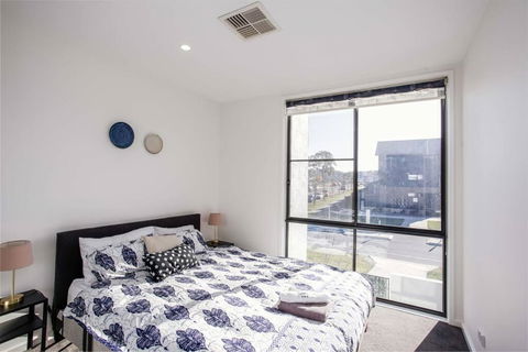 Stylish 3 BR Townhouse At Moncrieff Close To Playground - Holiday Byron Bay 3