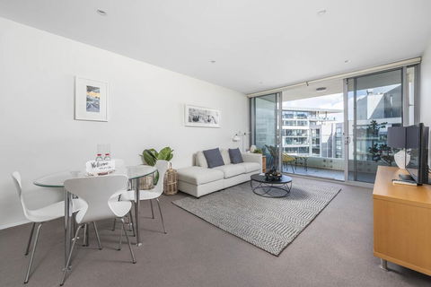 Beautiful Modern Lake View Apartment - Holiday Byron Bay 3