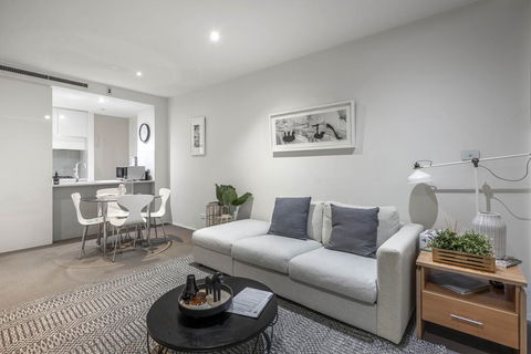 Beautiful Modern Lake View Apartment - Holiday Byron Bay 2