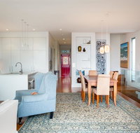 Beautiful Renovated Home With Water Views and Yard - Holiday Byron Bay