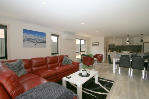 Bedrock - 11 Twynam Street, Jindabyne - Holiday Byron Bay 3