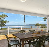 Bellevue - overlooking serene Lake Woolumboola - Holiday Byron Bay