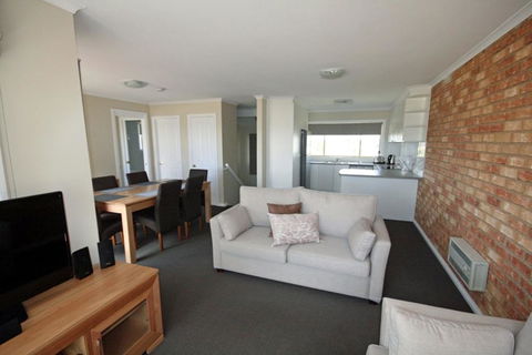 Beloka 9 - Overlooking Lake Jindabyne - Holiday Byron Bay 2