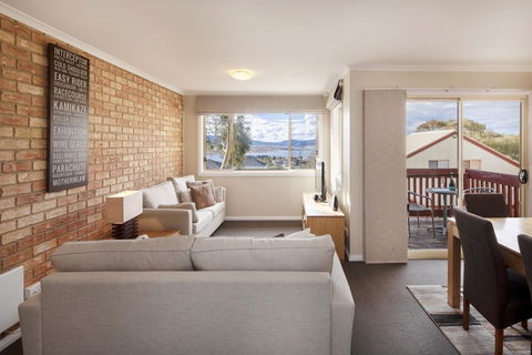 Beloka 9 - Overlooking Lake Jindabyne - Holiday Byron Bay 0