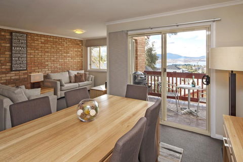 Beloka 9 - Overlooking Lake Jindabyne - Holiday Byron Bay 3