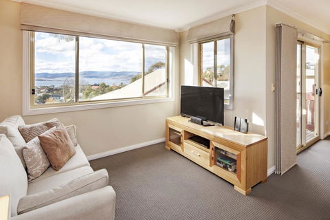 Beloka 9 - Overlooking Lake Jindabyne - Holiday Byron Bay 1