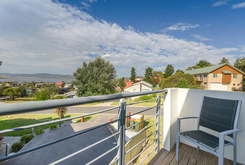 Beloka Close - Modern, Spacious, And Pet Friendly Accommodation - Holiday Byron Bay 0