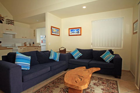 Berrara Lagoon Front Chalet - Holiday Byron Bay 2
