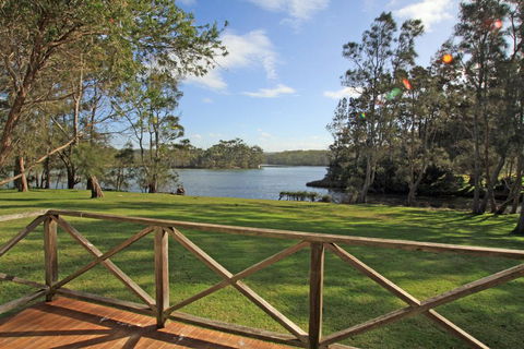 Berrara Lagoon Front Chalet - Holiday Byron Bay 0