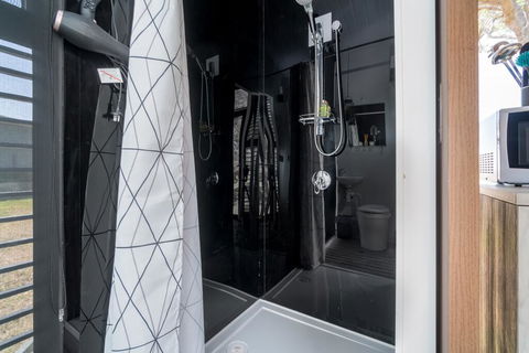 Big Tiny Paz Seven Hills Tiny House, Tallarook - Holiday Byron Bay 3
