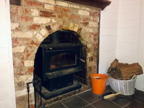 Blue Duck Cottage, Village Comfort, Fireplace - Holiday Byron Bay 3