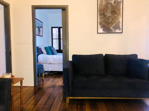 Blue Duck Cottage, Village Comfort, Fireplace - Holiday Byron Bay 2