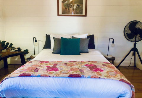 Blue Duck Cottage, Village Comfort, Fireplace - Holiday Byron Bay 0