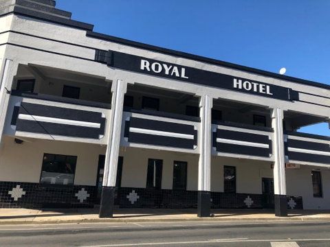 The Royal Hotel, Drouin - Holiday Byron Bay 1