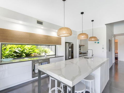 WATERFRONT HOME BORDERING MOOLOOLABA - Holiday Byron Bay 3