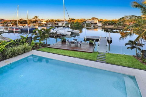 WATERFRONT HOME BORDERING MOOLOOLABA - Holiday Byron Bay 1