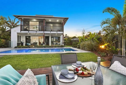 WATERFRONT HOME BORDERING MOOLOOLABA - Holiday Byron Bay 0