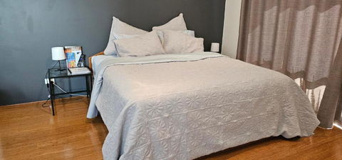 Private King Bed Guest Suite - Holiday Byron Bay 1