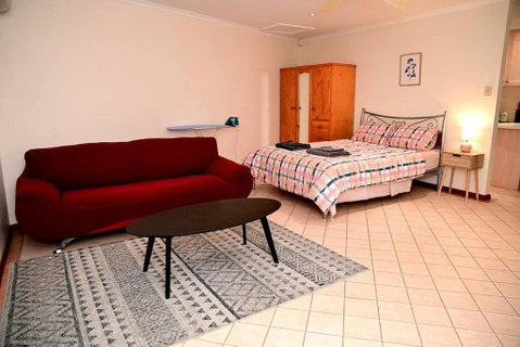 Spacious Studio In AliceSprings QueenBed+KSAirbed - Holiday Byron Bay 0