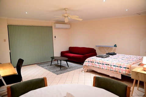 Spacious Studio In AliceSprings QueenBed+KSAirbed - Holiday Byron Bay 1