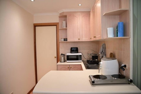 Spacious Studio In AliceSprings QueenBed+KSAirbed - Holiday Byron Bay 2