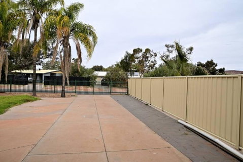 Spacious Studio In AliceSprings QueenBed+KSAirbed - Holiday Byron Bay 3