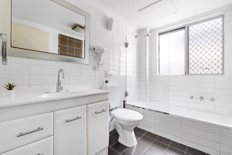 Warm Oasis At Parramatta- 2 BR - Free Parking - Near Shops - Holiday Byron Bay 3
